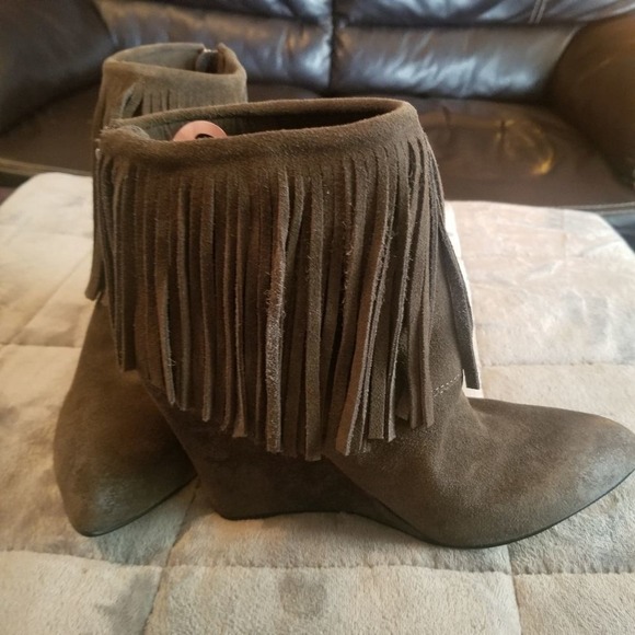 Chinese Laundry Women's Arctic Suede Booties; New without tags - Picture 2 of 4